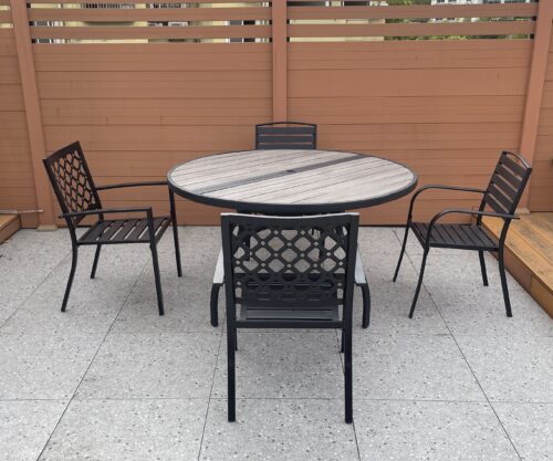 Iron-plastic wood round table